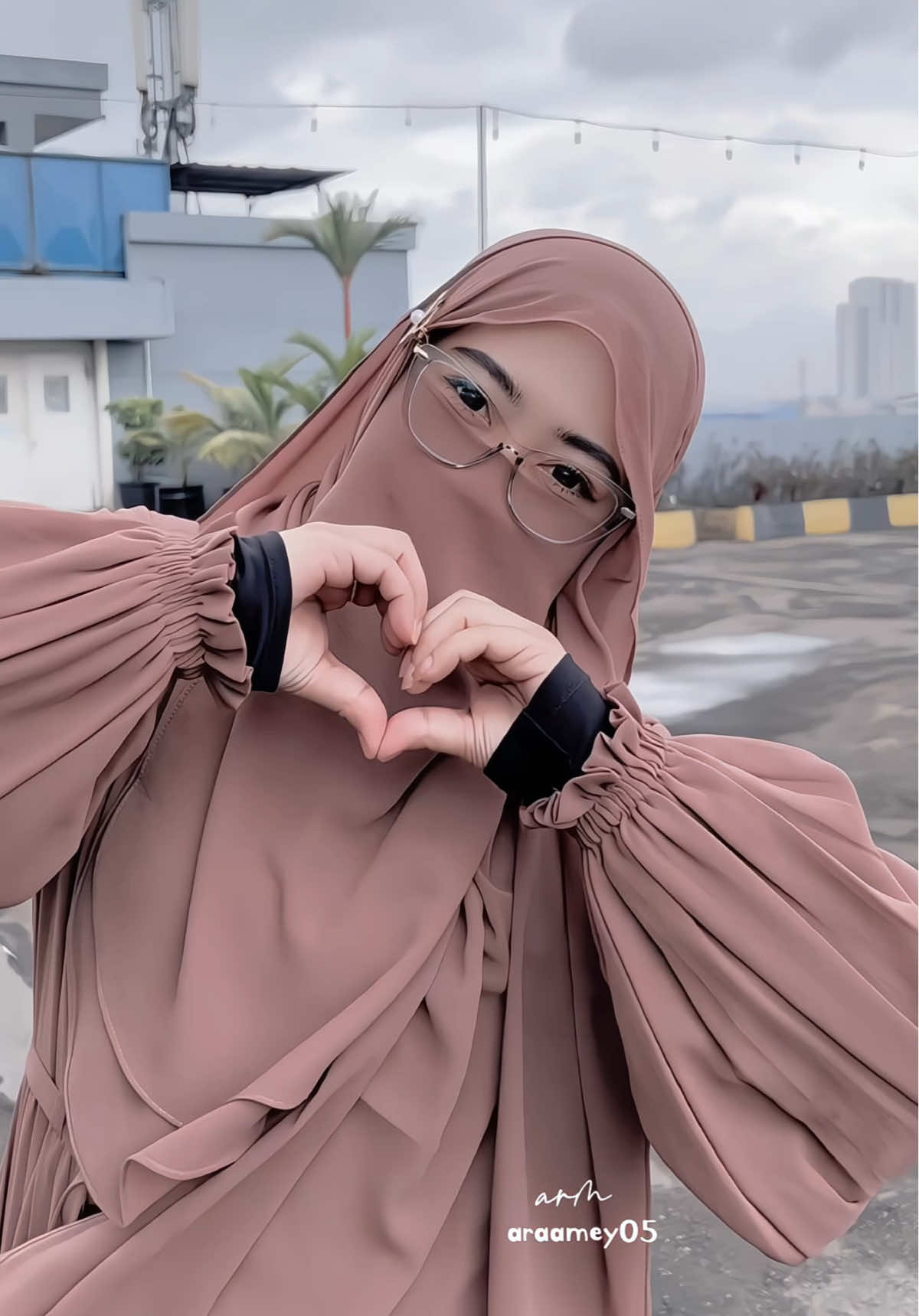 Ubur ubur ikan lele aduh comeynya diriku , ehhhh kacamatanya leeeeeee ✌🏻😌 . #fyp #viral #muslimahbercadar #muslimahfashion #wanitabercadar 