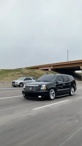 Semi Was Tryna Catch A Lane😭🙏 - - - - - - - - - - #escalade #cammed #cammedtrucks #tahoemaffia #droppedtrucks #trucks #suvmob #suv #bigbodytakeover #droppedhoestx #toastermafia #toaster #fyp #explorepage #explore #tahoemob_officials #dallasdroppedtrucks #dfwmedia #cadillac #cammedescalade 