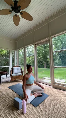 As I flow I allow my body and mind to connect 🩷🧘🏽‍♀️ #yoga #yogi #yogainspiration #yogisoftiktok #vinyasaflow #fyp #viral #yogawithluisanna #yogateacher #curlygirl #dominicana #yogaflow #Love #selflove #explore 