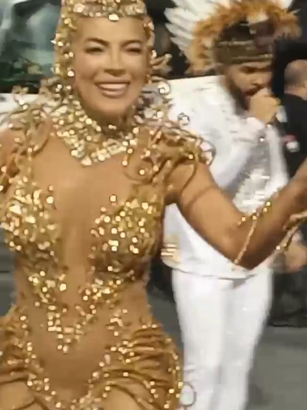 Rosana Bumbum  durante o #ensaiodecarnaval da  #academicosdotucuruvi #Fitness  #musadocarnaval2025sp #samba  #ligacarnavalsp #carnavalsp #rosanabumbum  #saopaulo #bikini #fyp #Zaca  #sambodromoanhembi #carnavaltiktok #chicas #latina #brasil #bateriadozaca 