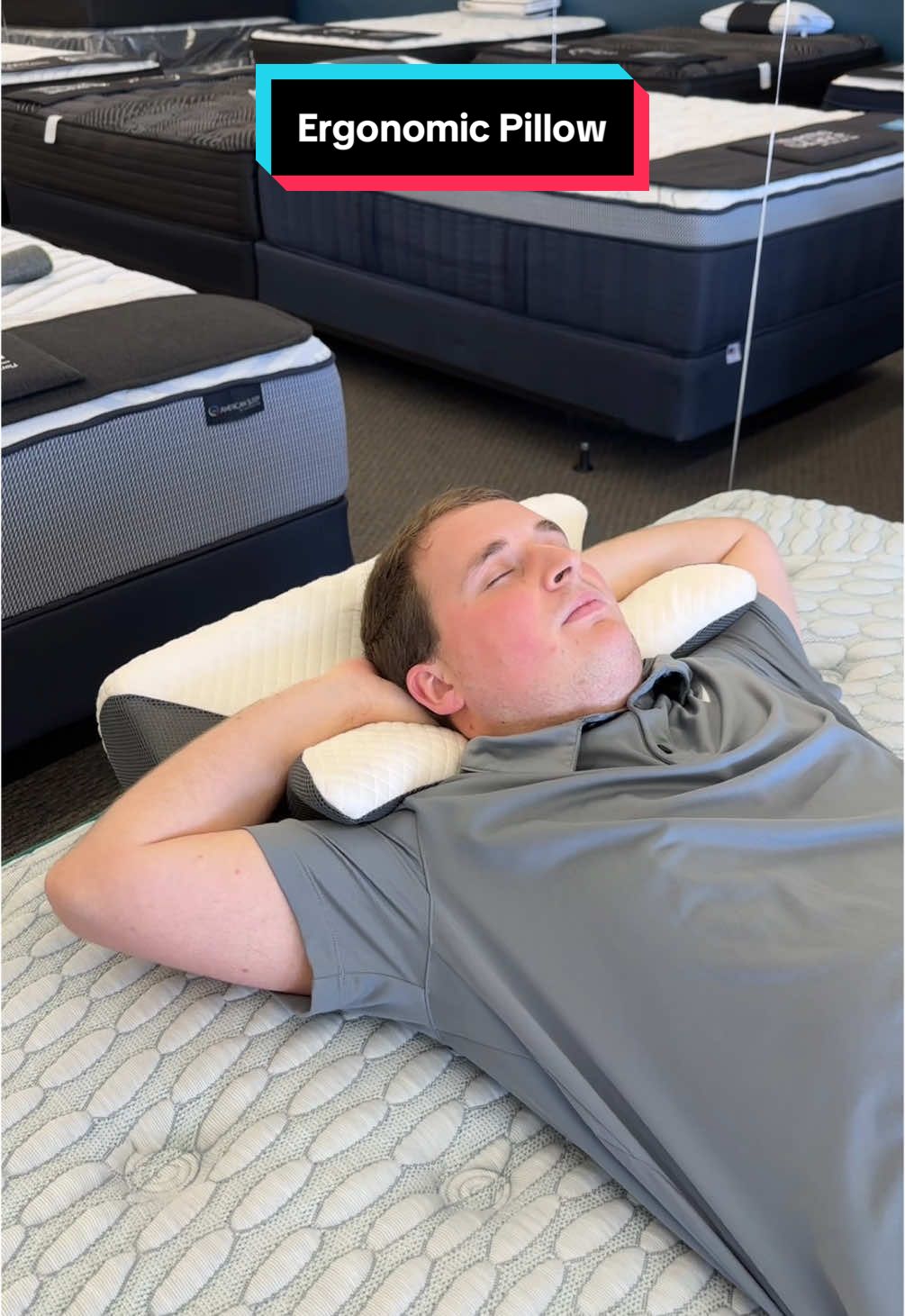The ergonomic pillow crash out☁️ #ergonomicpillow #neckpillow #pillow 