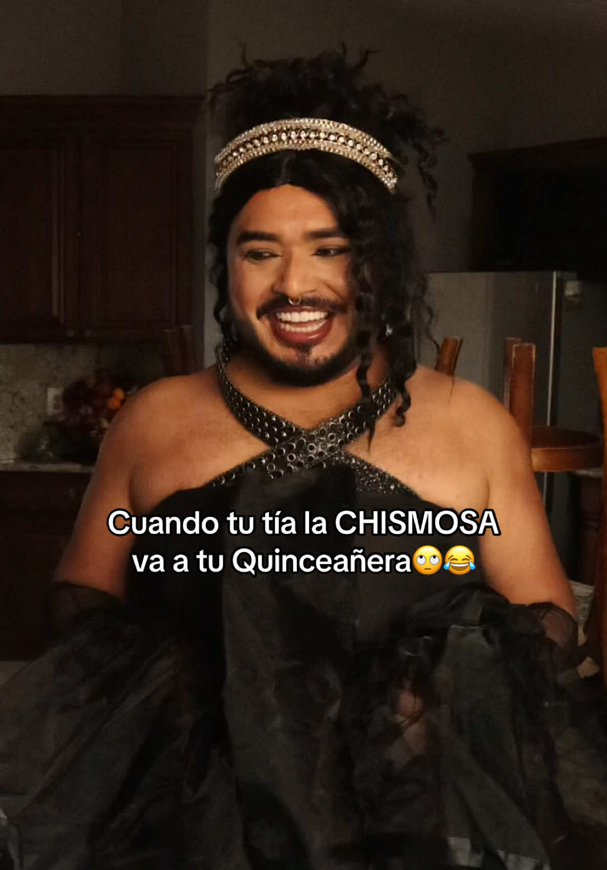 Cuando tu tía la CHISMOSA va a tu Quinceañera🙄😂 #quinceañera #tia #chismosa #latinos 
