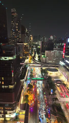 🌃 Epic Drone Shots of Bangkok at Night! Hashtags: #DroneShots #Bangkok #AerialView #NightPhotography #4KFootage #ThailandTravel #CinematicShots #CityLights #TravelVideography 