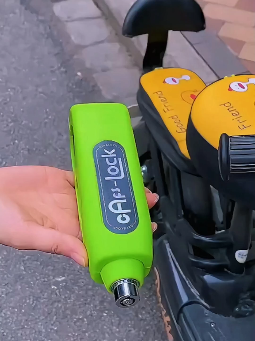 Mantenha a segurança da sua moto com essa trava! #motos 