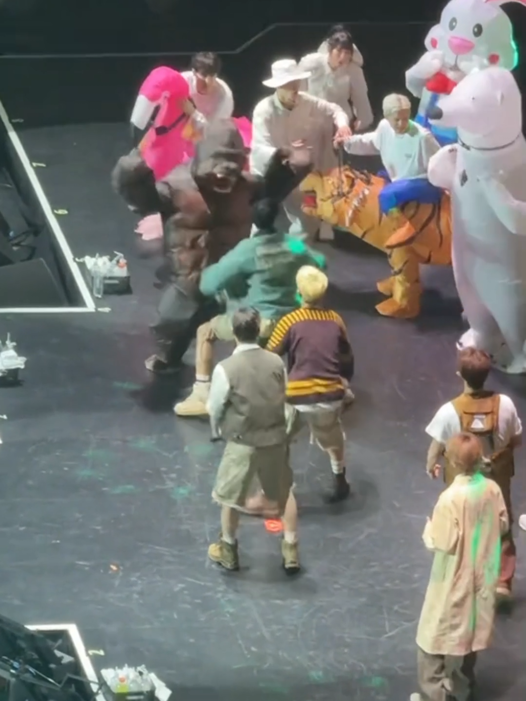 tebak ketua🫵🏻 #seventeen #svt #carat #core #fyp #foryou #foryoupage #funny #concert  #xyzbca #svtconcert (izin buat vt yg aku ambil ya kak^^)