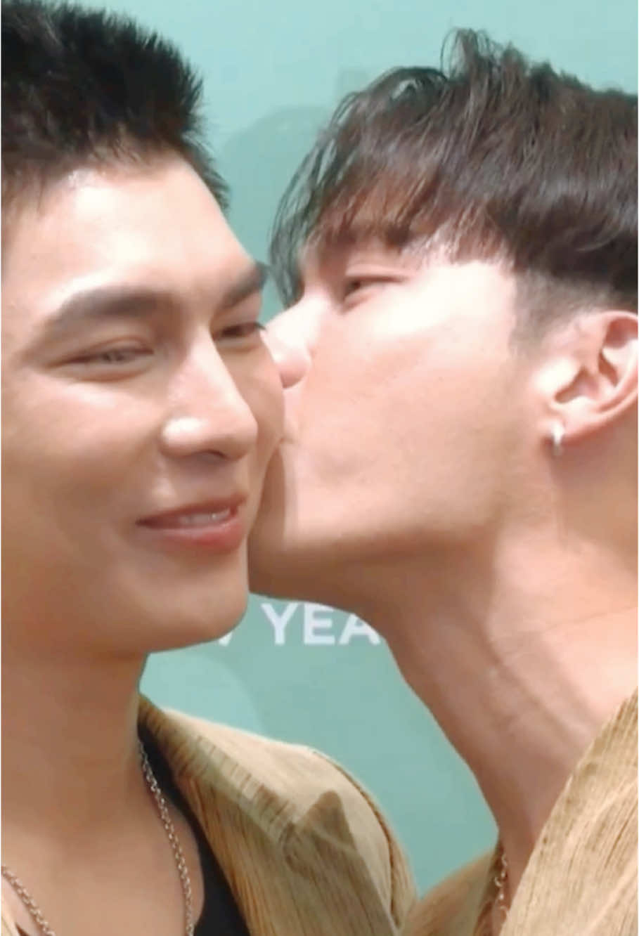 เขาจุ้บๆกันสองคน แต่คนชื่นใจเป็นจำนวนมาก บุญใหญ่นะเนี้ย🫣😳😘 #MewTul #มิวตุลย์ 