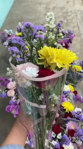 Fresh flowers start 15 - 30 k include led 💐🌷 ready setiap malam minggu lokasi 📍Lapangan Bangsalsari , Untuk valentine (14 februari )  kita juga readykan bahan bucin mu yaaa bisa di list dari sekarang order via Wa :( 082140599828 ) #bungamurah #freshflower #freshflowersbouquet #jembertiktok #jemberbangsalsari #jember24jam #fypage #fyppppppppppppppppppppppp #fypp 
