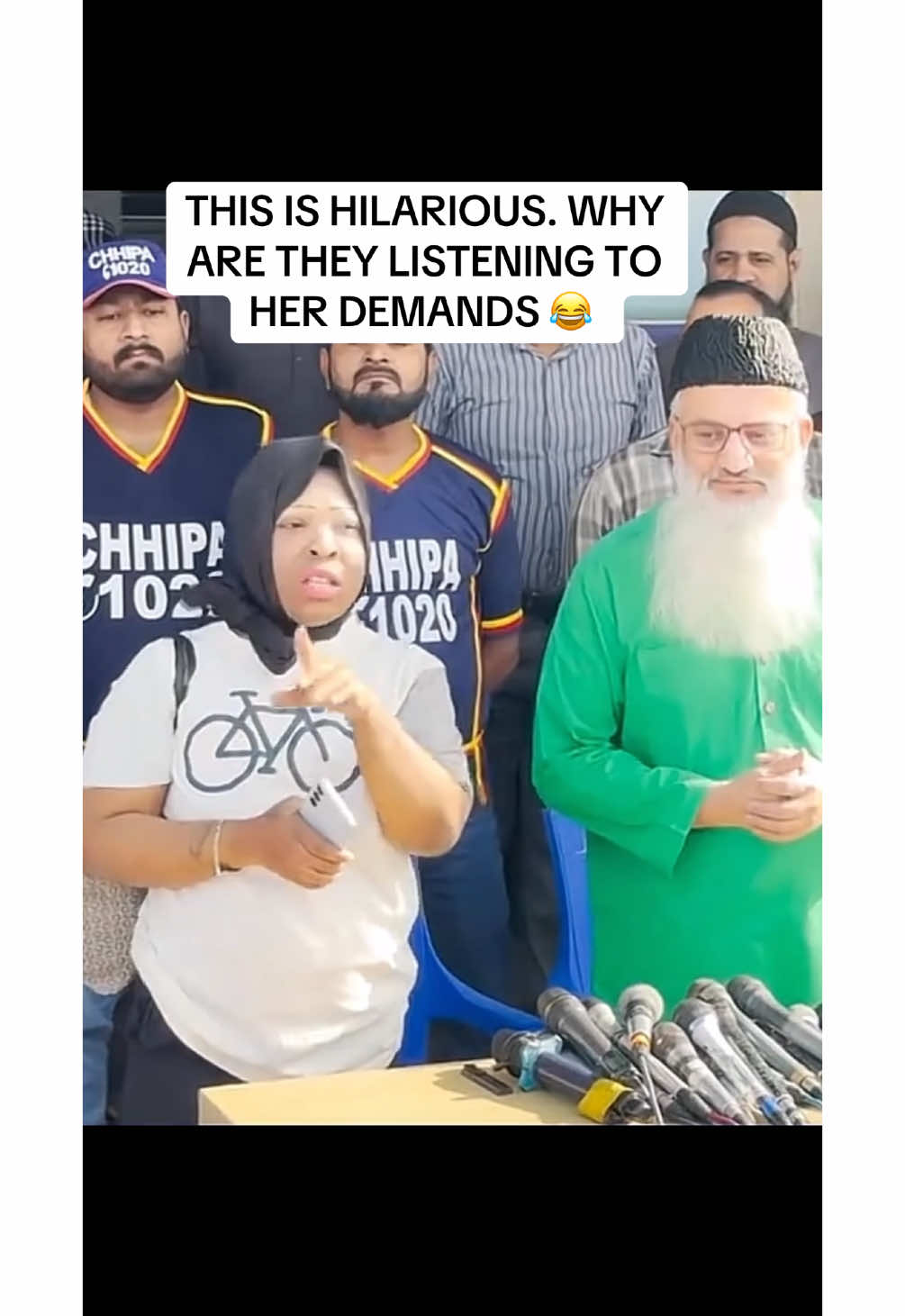 This American lady in Pakistan demanding money from the Pakistani government #pakistan #americaninpakistan #pakistani #pakistani_tik_tok #american 