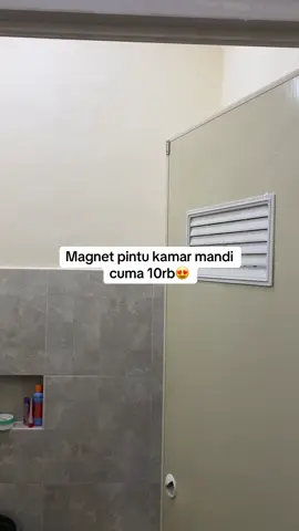 Barangnya gk berguna tapi butuh🥴 Aku inget vt ku yg sebelah ramai soal pintu kamar mandinya gk pernah di tutup dari luar, wc nya kelihatan bngt apa gk bau kalau dibuka, bla bla bla lahh hmm Ini alesannya hehe aku baru ke pikiran beliin magnet soalnya awal pemasangan tidak bisa di tutup dari luar pintunya,  Akhirnya aku nemu barang bermanfaat untuk pintu ku🥰😍 #toilet 