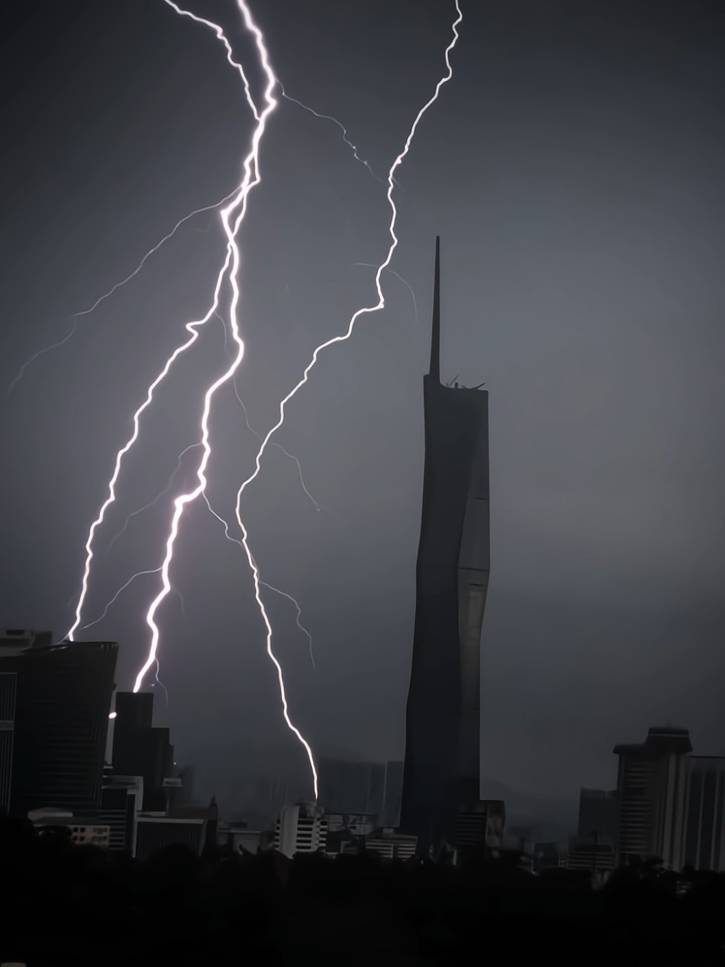 Ku merindu kamu😍~ Menara Merdeka 118, sebelumnya dikenali sebagai Warisan Merdeka, KL 118 dan PNB 118, ialah sebuah pencakar langit megatinggi 118 tingkat di Kuala Lumpur, Malaysia. Pada tinggi 678.9 m, ia menjadi bangunan dan struktur kedua tertinggi di dunia, hanya di belakang Burj Khalifa pada 828 m. 