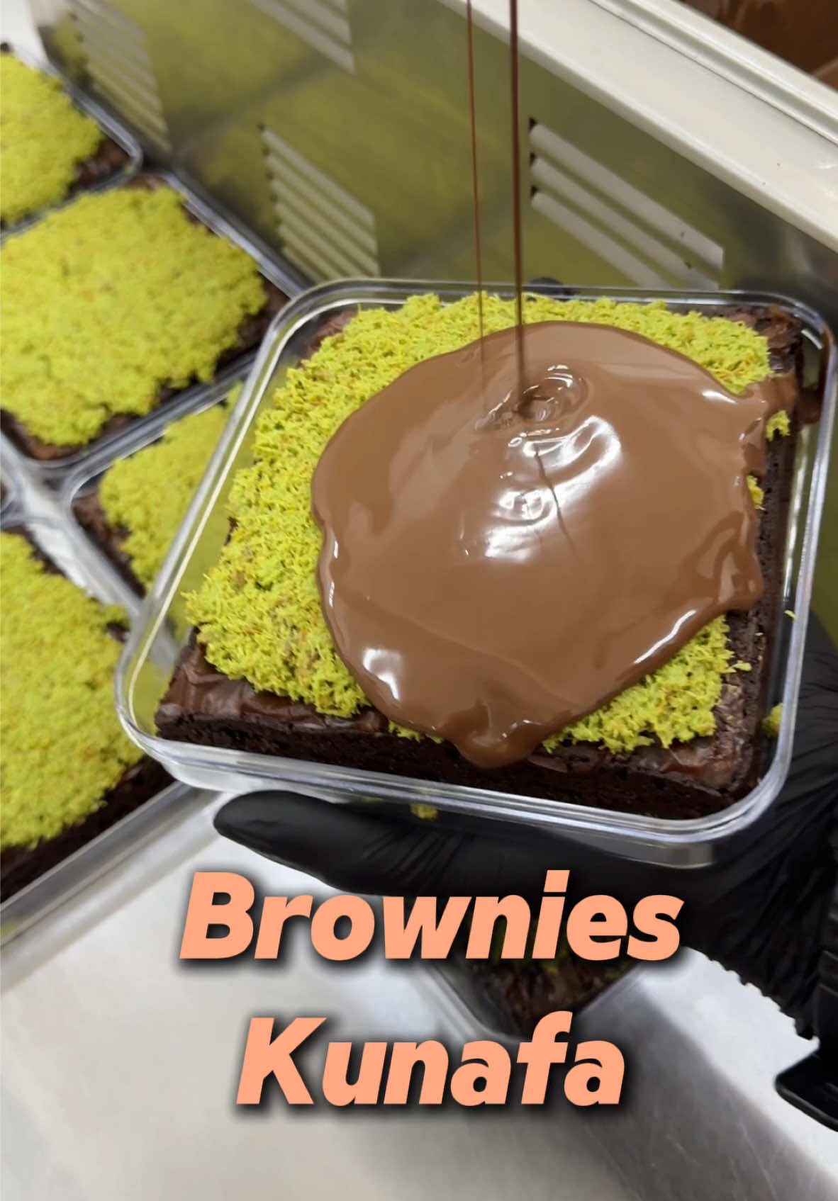 Biar saya cintakan Brownies Pistachio Kunafa ni #munymunch #brownies #brownieskedut #joyineverymunch #browniemunch 