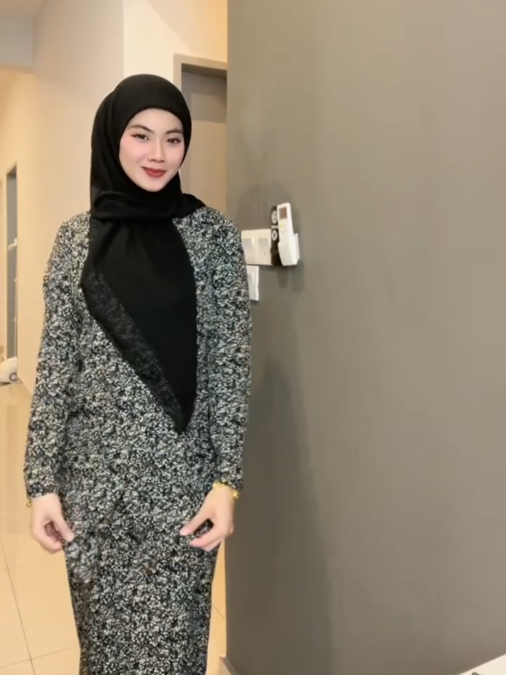 Boom terus pakai kebaya hitam ni auto selimmmmm 🤭 #fyppppppppppppppppppppppp #fypage #2025raya #2025rayapakaiwarnaapa #YANYANMURAH #fyppppppppppppppppppppppp #bajuraya2025 #bajumurahtiktok #bajukurungcantikdanmurah #bajurayawanita #kebayamodern #kebayaraya #kebayalawa #kebayamurah 