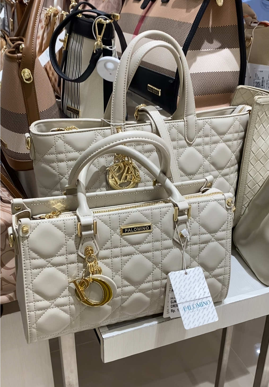 Comparison mau yg totebag apa yg hanbag? Emang cakep semua bikin galau tp ini totebagnya lucu rare gitu modelnya #totebag #handbag #bagcomparison #palomino 