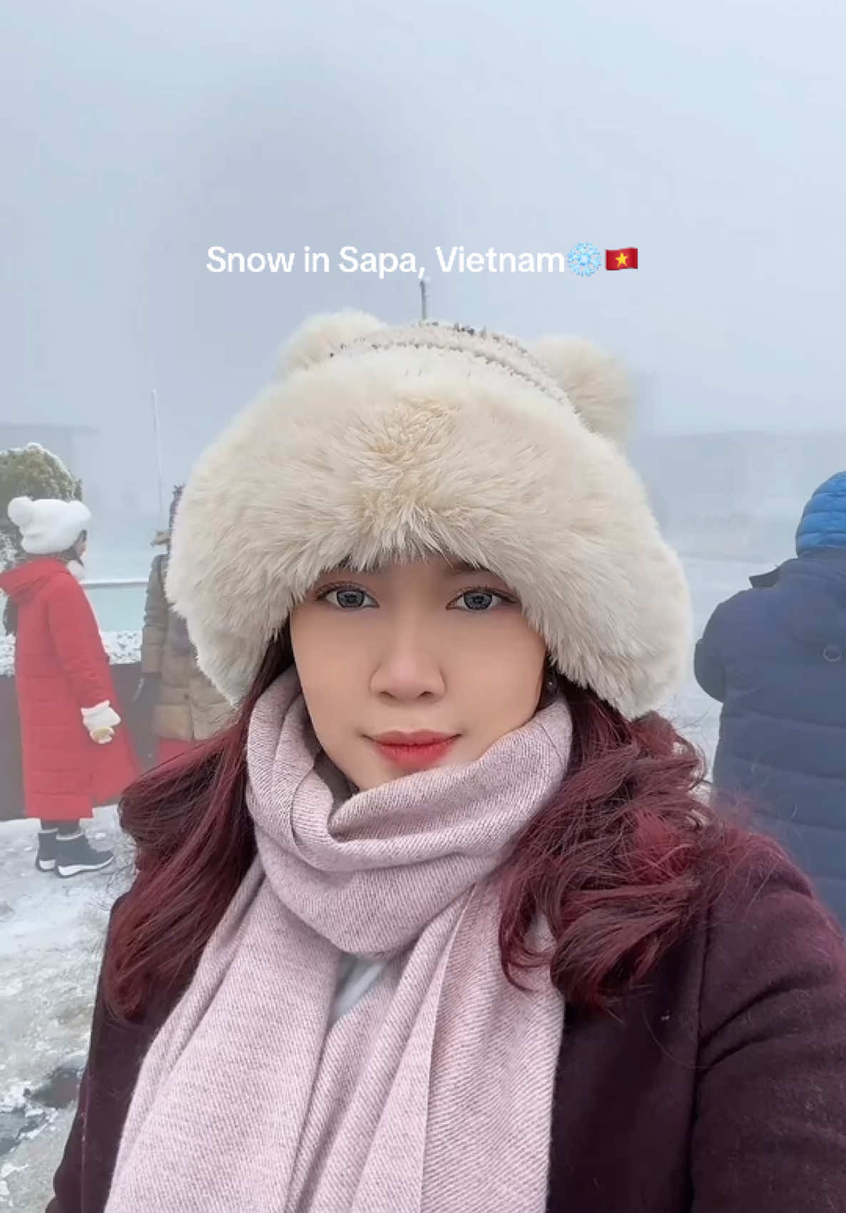 How lucky I am.. Infonya salju tidak turun setiap tahun di Sapa (Fansipan), tepat tgl 27 Januari kemarin salju turun lagi setelah terakhir tahun 2021🥹❄️ #sapa #sapavietnam #vietnam #vietnamese #vietnamsapa #snow #salju #sapacity 