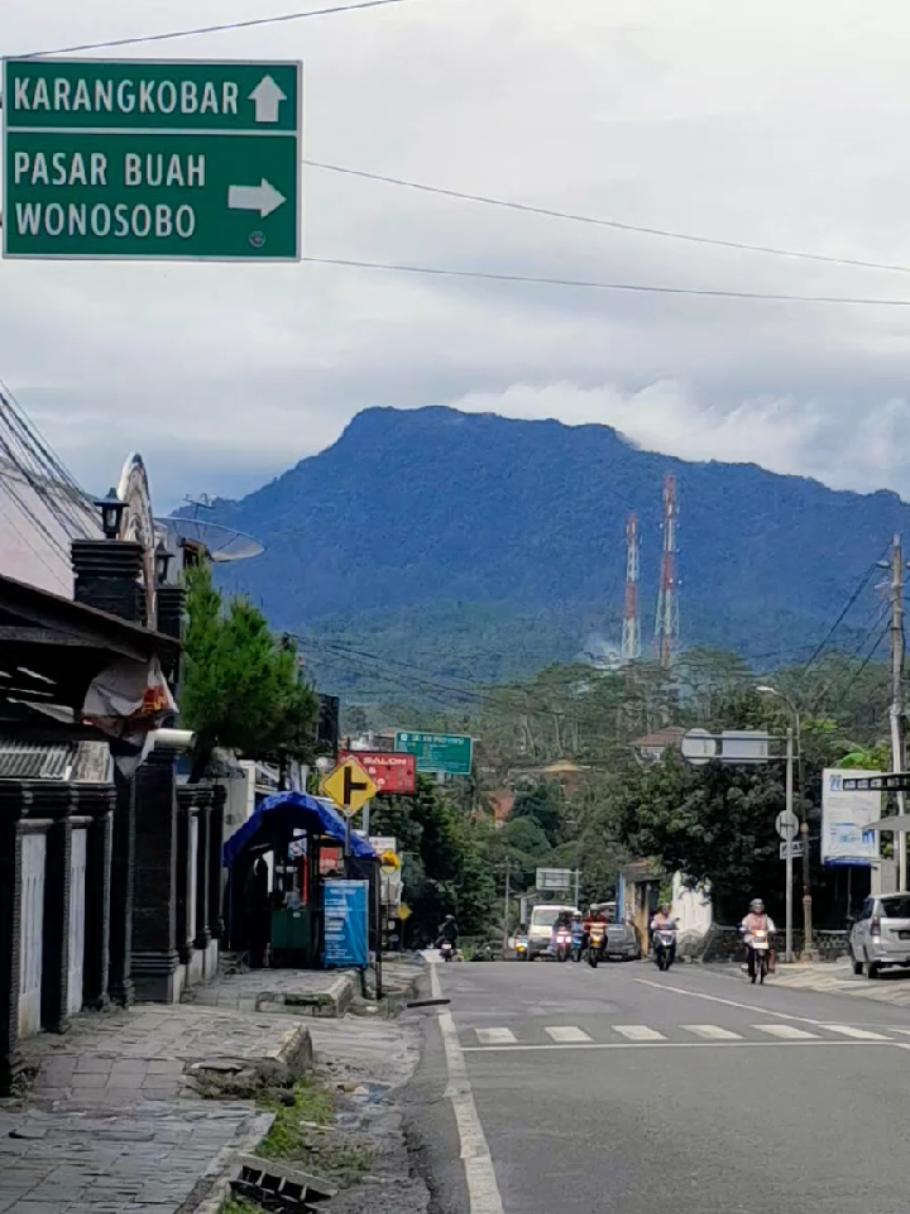 Pov jalan dengan view cakep di banjarnegara.. #mentahanvideo #videomentahan #mentahandijalan #banjarmangu #banjarnegara #banjarnegaraterkini #viewjalanan 