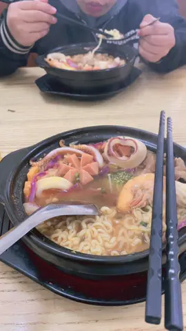 Ny mới rủ ik ăn mì cay😛#