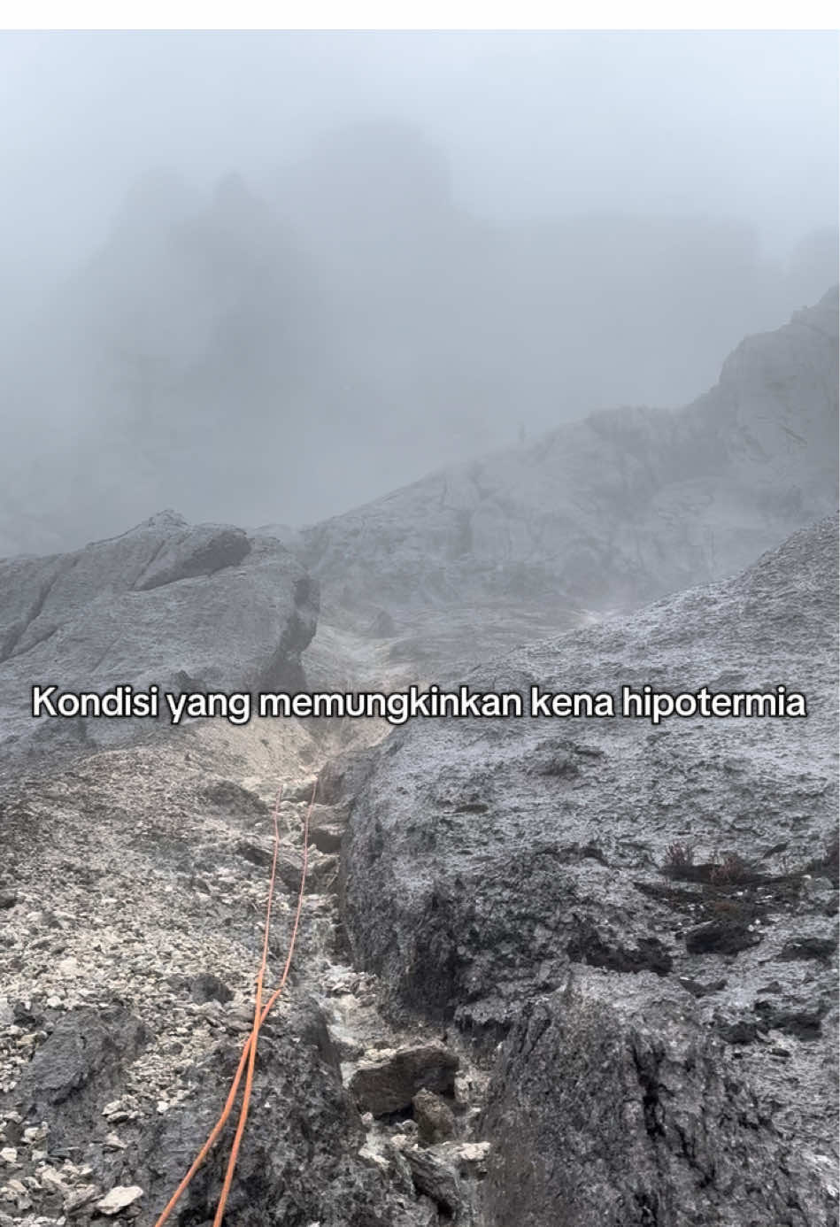 Intinya terus bergerak untuk meminimalisir penurunan suhu tubuh secara drastis. 😁 #carstensz #gunungindonesia #pendakigunung #hipotermia #reels #fyp 