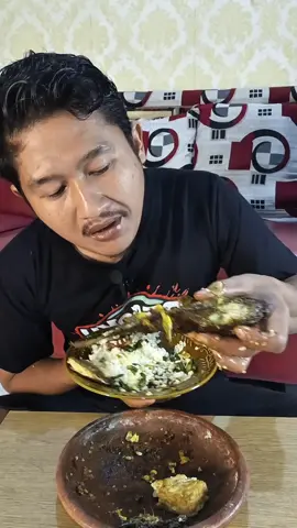 makan bolo, makan cuma pake ikan bakar tambah sambel terasi bolo#mukbang #ikanbakar #sambalbakar 