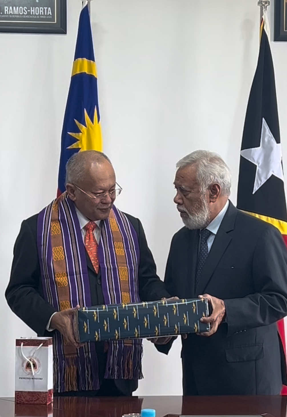 Weststar is honored to have YB Tengku Datuk Seri Utama Zafrul Tengku Abdul Aziz, Minister of Investment and Trade to witness the contract signing between Weststar-GAP and Santos Energy in Dili, Timor-Leste. Following the signing ceremony, the Group Managing Director of The Weststar Group, Tan Sri Dr. Syed Azman Syed Ibrahim and YB Datuk Tengku Seri Utama Zafrul paid a courtesy visit to Prime Minister H.E. Kay Rala Xanana Gusmão at his office.