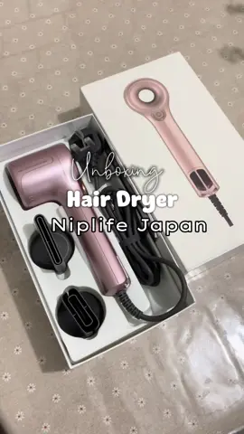 Sumpah yg ni mmg best dalam masa 3 Miniit rambut korang dah kering 😍 untuk rambut lelaki seminit jak dah kering!  So lepas ni rambut korang dah tak rosak guna hair dryer even pakai hot mode tau. So klu korang nak buat investment sy sgt recommend korang beli hair dryer ni serius korang yg ni sumpah berbaloi dengan harga yg korang bayar!! 🥰 #NIPLIFE #highspeeddryer #hairdryer #hairdryerniplifejapan #pink #nillifejustjapan  