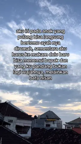 sekarang kalo kangen bapak cuma bisa natap langit dengan tatapan kosong😢 #ayah #rindu #rinduayah #alfatihah #fyp #foryou #foryoupage #fyppppppppppppppppppppppp #fypage #quotes #quotestory #question #song #songs #sky #sunset 