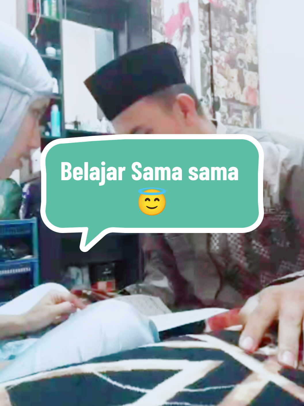 Membalas @arfanlubis8 ini awal2 belajar mengaji alhamdulillah skrg suami sudah bisa baca Al Quran..  kami masih terus belajar bersama sama 😇😇 #belajarngaji #ngajibareng 