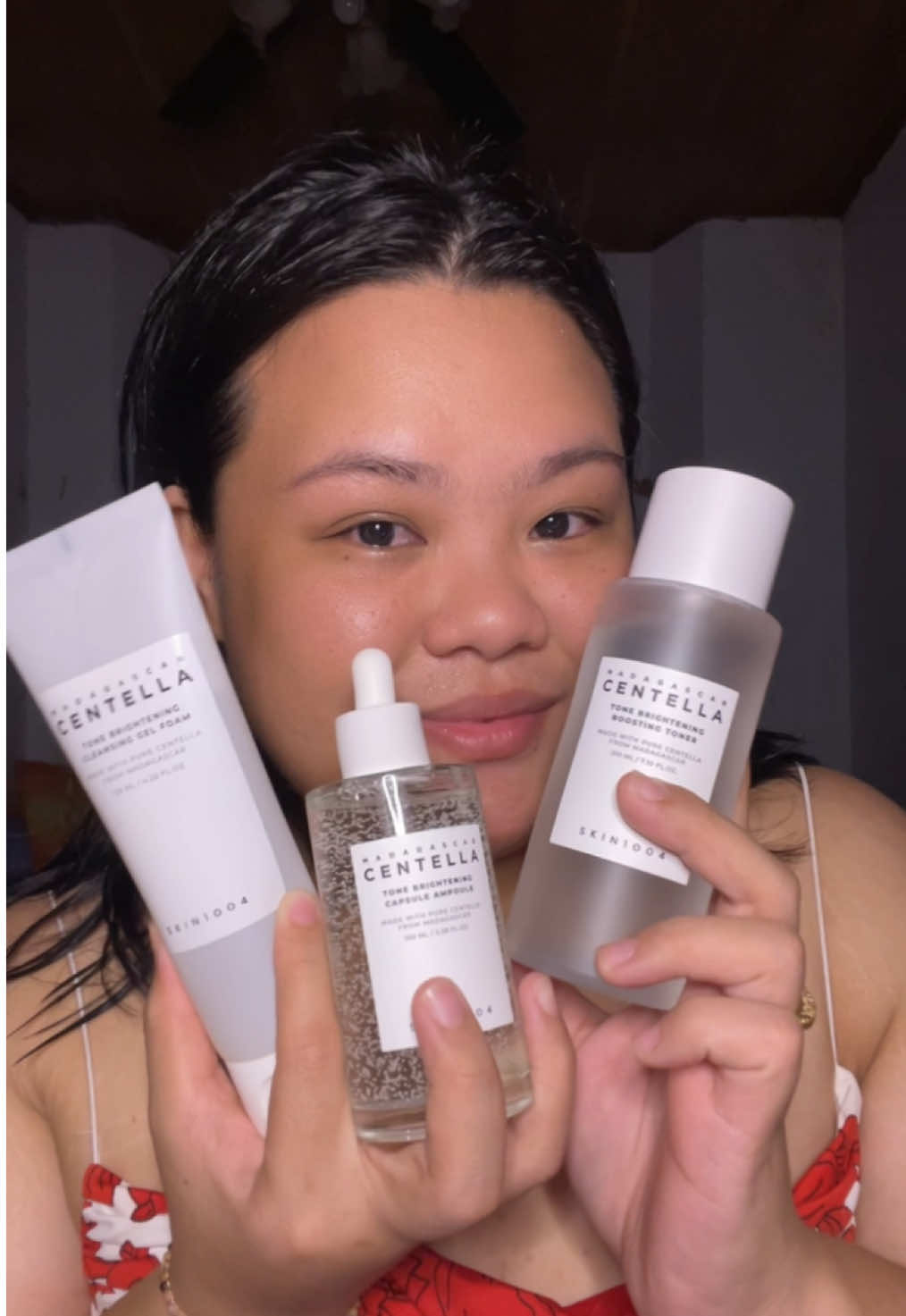 Seneng bgt ietemu serangkaian basic skincare yang bisa ngatasin kulit kusam aku jadi auto cerah dan sehat. Ini best deal sih harganya juga ga sampai 500k.  #skincare #skincareroutine #skin1004 #skin1004indonesia #basicskincareroutine #brightening #centellaasiatica #fyp 