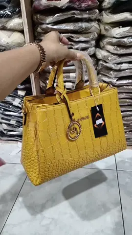 Tas gunje original hari ini lagi lengkap semua warna yang mau order di keranjang kuning #taswanita #tasselempangwanita #taswanitaselempang #selempangwanita #taspesta #gunje #gunjeoriginal 