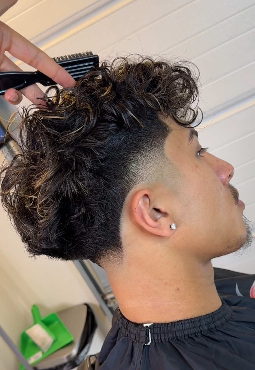 -MID TAPER X CURLY HAIR W/FRONT TAPERED HAIRLINE- POV you live in Auckland, NZ so you get the most mixed clients ever 🙏🏻😭 Link in insta bio to book #aucklandbarber #taper #barber #auckland #haircut #trending 