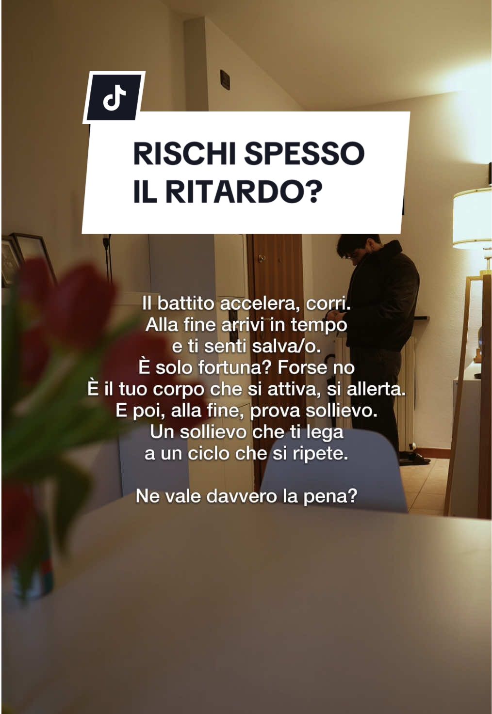 Tu arrivi solitamente in anticipo, puntuale o in ritardo? La tendenza a rischiare spesso il ritardo non è solo una questione di disorganizzazione o pigrizia. Il nostro cervello, di fronte allo stress, attiva un ciclo preciso: prima la tensione, il rilascio di adrenalina che prepara il corpo ad agire, e poi il sollievo finale, che sembra una piccola ricompensa. Questo ciclo, se ripetuto, può diventare una modalità abituale di funzionamento, una sorta di strategia di sopravvivenza che ci fa sentire vivi… ma che alla lunga può consumarci. Spesso, dietro a questa abitudine, c’è un bisogno più profondo: il bisogno di sfidarsi, di dimostrare a sé stessi di essere capaci, o di sentire una scarica emotiva che interrompa la monotonia. Ma ne vale davvero la pena vivere sempre in questa rincorsa? #psicologia #salutementale #ritardo #ansia 