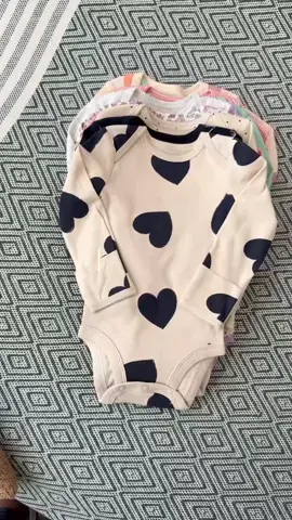 Affordable longsleeve onesie for baby ❤️ #musthaves #newbornclothes #babyoutfit #babyootd #babywear #infant #momandson #OOTD #baby #babywear #babywearing #babyclothes #longsleeve #foryou #foryoupage #fyp 