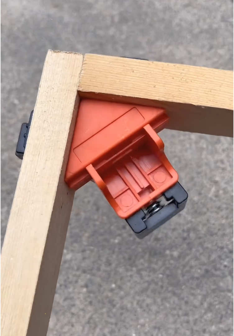 With this woodworking right-angle clip, there is no need for hand board, and the work efficiency has been improved a lot. Easy to use a decoration tool carpentry right angle clip 90 degree retainer picture frame clip picture frame clip powerful spring group clip carpentry tool quick clip # carpentry decoration # carpentry good helper#foryou #goodthing #tools #hardware 