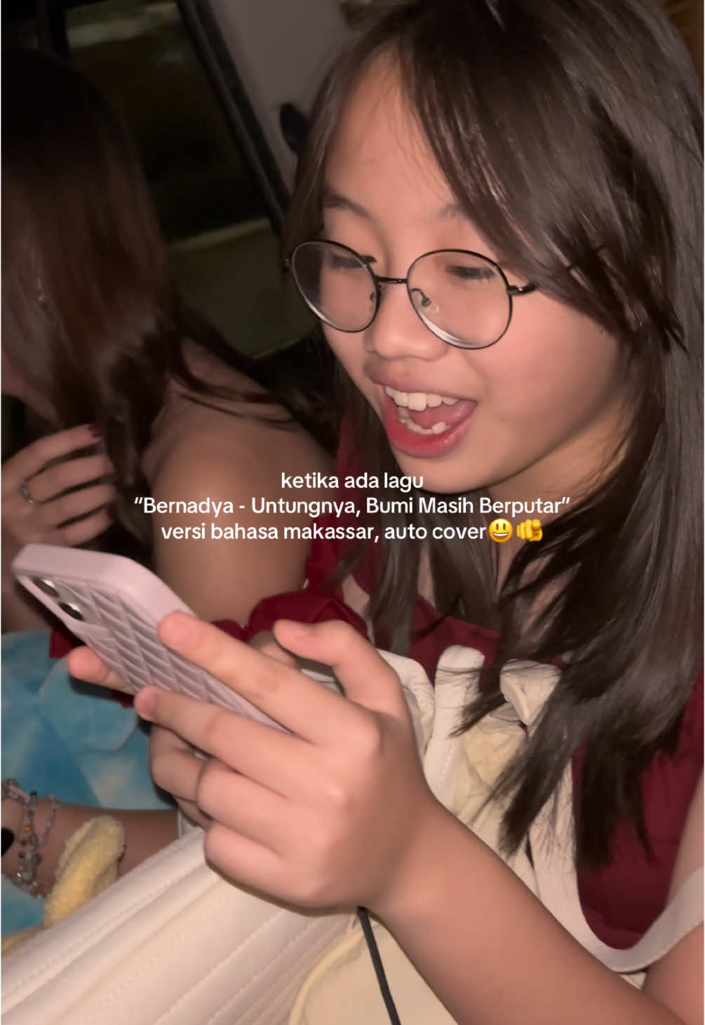 denger dari @Arif Brata langsung auto cover🤣🤣🤣sebagai anak yg tumbuh di keluarga makassar, ini lucu bgtttt😭😭😭  #fyp #foryou #bernadya #untungnyabumimasihberputar #lucu #funny #cover