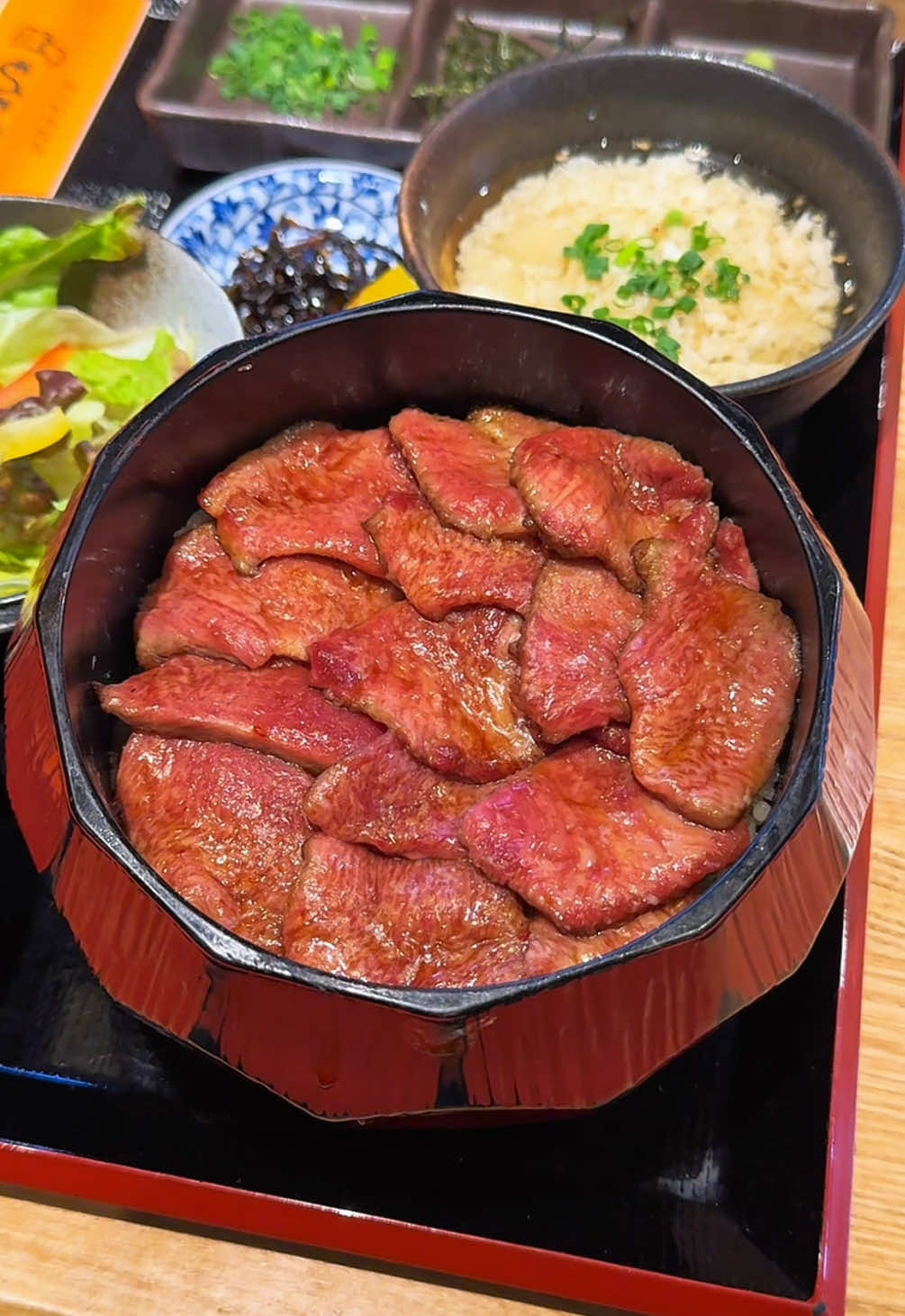 名古屋でしか食べれない特上黒タンのタンひつまぶし ・店名 もうもう亭 広小路 ・住所 愛知県名古屋市中区栄１丁目４−４ ・営業時間 【月～金】 11:30〜13:30 18:00〜22:30 【土・祝】 11:30〜14:00 18:00〜22:30 ・定休日 日曜日 ・メニュー　 特上タンまぶし　2800円 ・予約 予約可能 ・席 カウンター席、テーブル席 ・駐車場 ありません。 ・電話番号 052-228-3999 #名古屋グルメ #japanesefood #tiktokfood 