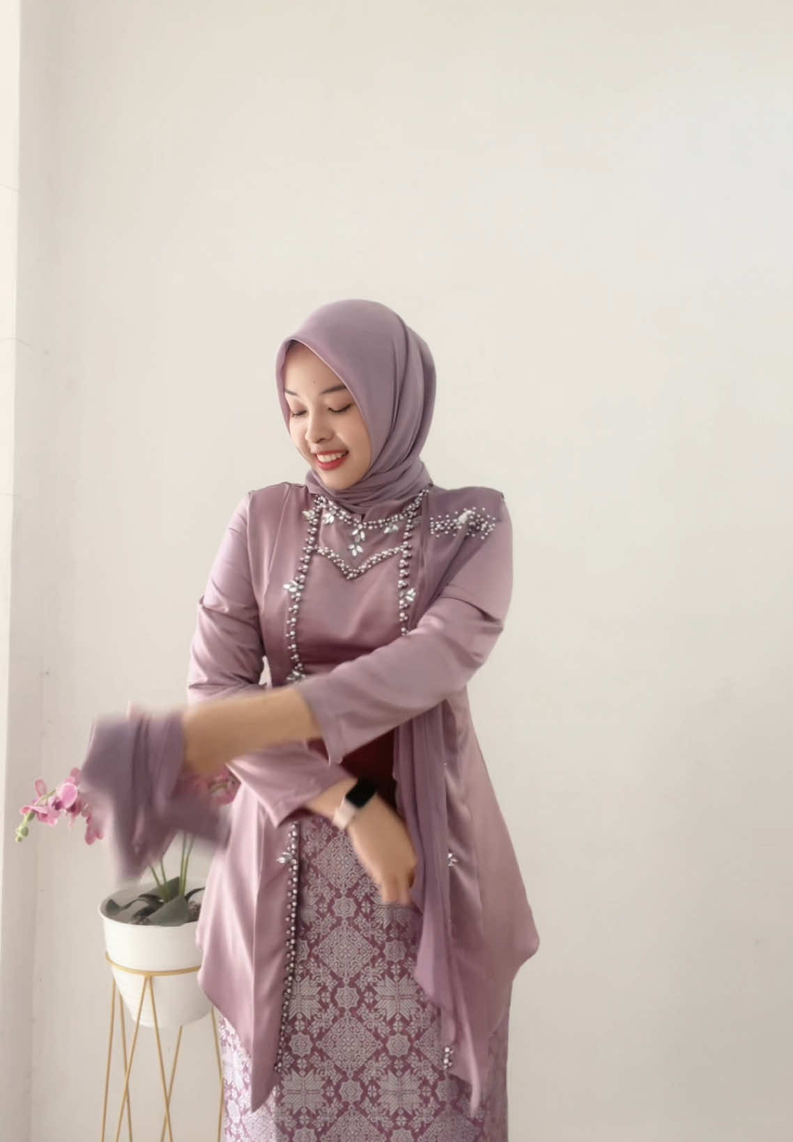 kebaya simple tapi tetep look nya elegant 💜✨ #fyp #fypage #kebaya #ootdhijab #wisuda #engagement