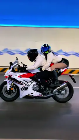 Hug 🤗 #moto #motogirl #bikegirl #motorcycle #motorbike #motolife #bikelover #tiktok #fyp 