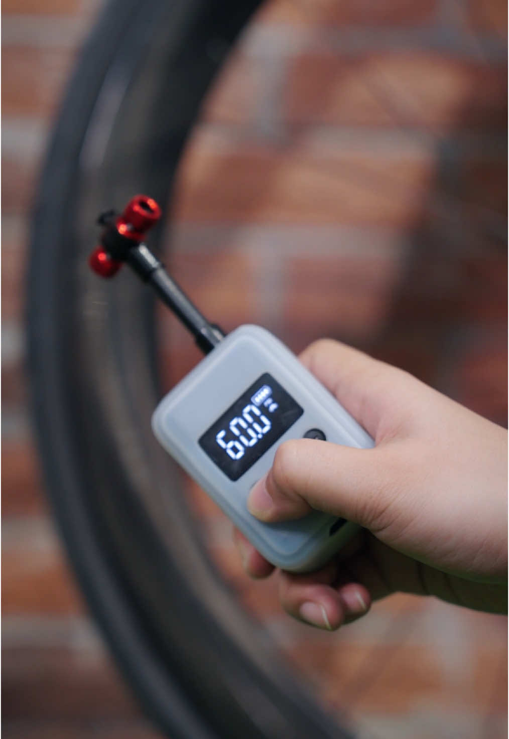 Meet the updated ROCKBROS Electric Mini Pump – compact in size, but big on power! The best part? It’s now even more affordable. 🚴‍♂️💨 Link in bio 👆 #ROCKBROS #bikepump #flattire #bikeride #cyclingaccessories #MiniPump #LEDDisplay #effort #pumpitup 