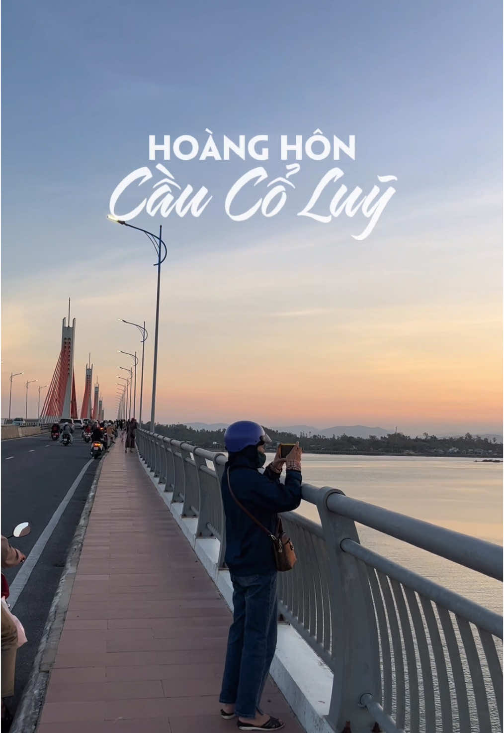 Hoàng hôn trên cầu Cổ Luỹ nay đẹp quá, ngắm được cả chùa Minh Đức kế bên #anhbanxuquang #quangngai #chuaminhduc #caucoluy 