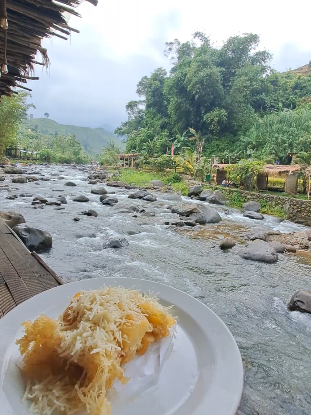 Nikmatilah setiap perjalanan yg sedang dilalui, karena setiap perjalanan yg rumit menjadikan cerita yg menarik. #kopitepiansentul #sentulbogor #cafebogor #wisatagunungpancar #wisatabogor 