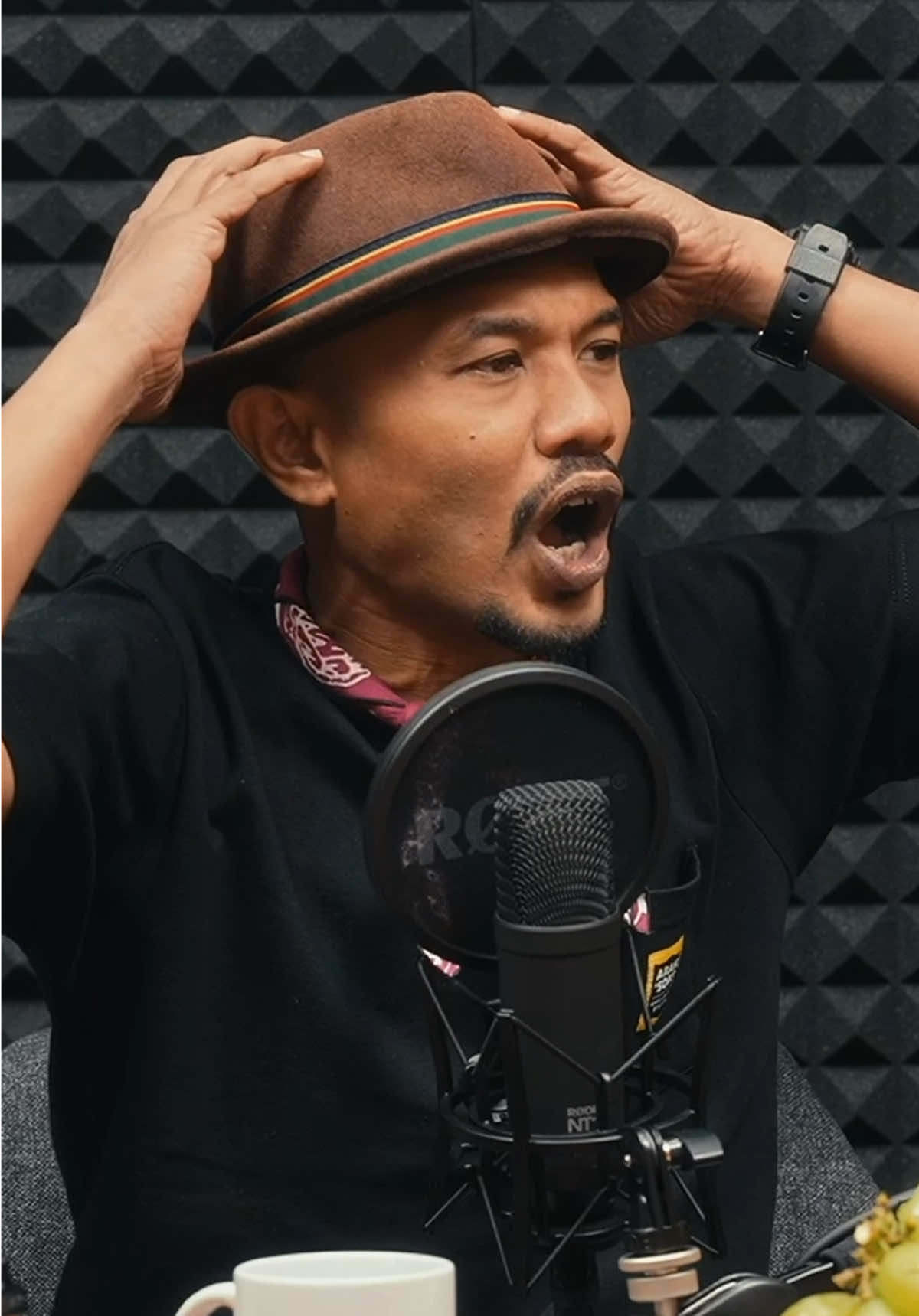 Betul, kita ni manusia kekadang lalai dengan duniawi. Bila senang kita terlupa, bila susah baru terfikir nak minta tolong dari Tuhan. Takpe geng, jom sama-sama kita ingat yang kita sebenarnya kerdil je dan sentiasa hidup sebagai hamba. Tak pernah ada istilah terlambat untuk berubah ya. 👍🏻 Jom dengarkan lagi nasihat-nasihat daripada John Bear di YouTube AididitMyWay! 💫 #aididitmyway #podcast #AIMW #aididmarcello #motivation #hijrah