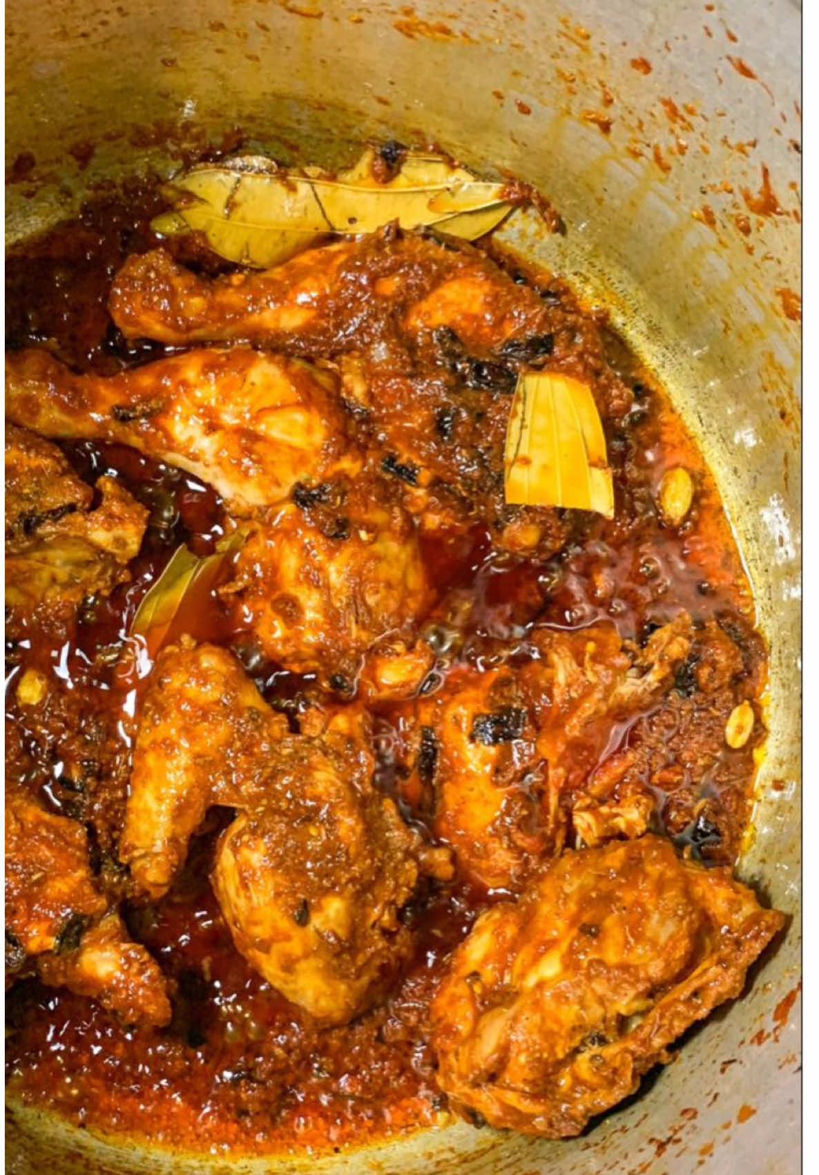 من اطيب الكبسات الممكن تجربوهاا خيال🙂‍↕️❤️‍🔥#fyp #explore #كبسة_الهام_الشهيره المكونات :بصل تحمسي . تحطين عليه الدجاج مغسول زين وهم حمس شويه . ونحط معجون طماطه ،وبعدين تضيفين بهارات كاري كركم فلفل ،واوراق غار وماجي وعود دارسين، وضيفين الجزر وهم يحمس شويه، والطماطه وحمس شويه، وترجعين ضيفين مقدار كلاص مي  وينشف شويه ارجعي ضيفي التمن وحطي مي يعني حسب مقدار التمن وخلي يستوي وبس وبالعافيه👩🏻‍🍳🤍