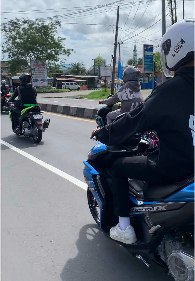 Bagaimana ji di rasa” makassar pangkep pakai motor ceper🤣 #psknaeroxmks #aeroxmakassar #aeroxdownsize #aerox155 #aerox155 #fyp #sunmorigabungan #sunmori 