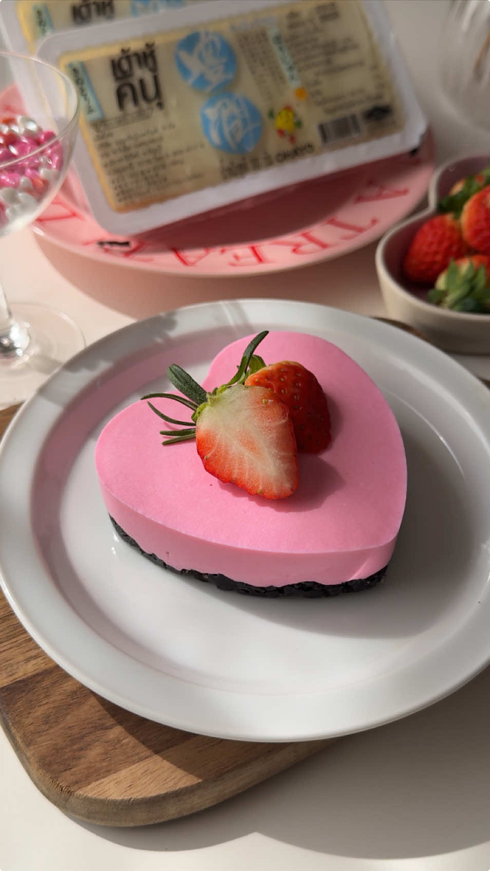 Pink cheese cake with strawberry 🌹💕  ไอเดียเมนูต้อนรับวาเลนไทน์ อร่อยและยังได้โปรตีนด้วยย @OHAYO  📝อัตราส่วน ⭐️ส่วนที่ 1  -แครกเกอร์ 70 g -เนยจืดละลาย 40 g ⭐️ส่วนที่ 2 -เจลาติน 8 g -น้ำสะอาด 30 g -ครีมชีส 100 g -น้ำตาลไอซิ่ง 60 g -เต้าหู้คินุ 200 g  -โยเกิร์ต 100 g -น้ำเลม่อน 20 g -สีผสมอาหาร สีชมพู — - - - - - - - - - - - - - - - - - - - - - - - - - — วิธีทำ •เทน้ำเปล่าใส่เจลาติน ทิ้งไว้ 8-9 นาที •ตีครีมชีสให้ขึ้นฟูเล็กน้อย ใส่น้ำตาลไอซิ่ง  •ใส่เต้าหู้คินุ ตีให้เนื้อเนียนละเอียด ใส่โยเกิร์ต น้ำเลม่อน และเจลาตินที่พักไว้ •ตีให้ส่วนผสมเข้ากันดี ใส่สีผสมอาหารสีชมพู  •เทใส่พิมพ์ แช่เย็นประมาณ 1-2 ชั่วโมง #cheesecake #ชีสเค้ก #เต้าหู้คินุ #ohayo #bananabread #ห้องครัวtiktok #fyp