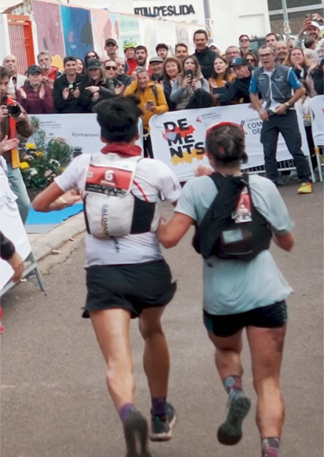 Was that elbow too much? 🫢 #skyrunning #trailrunnig #Running #finish #race 