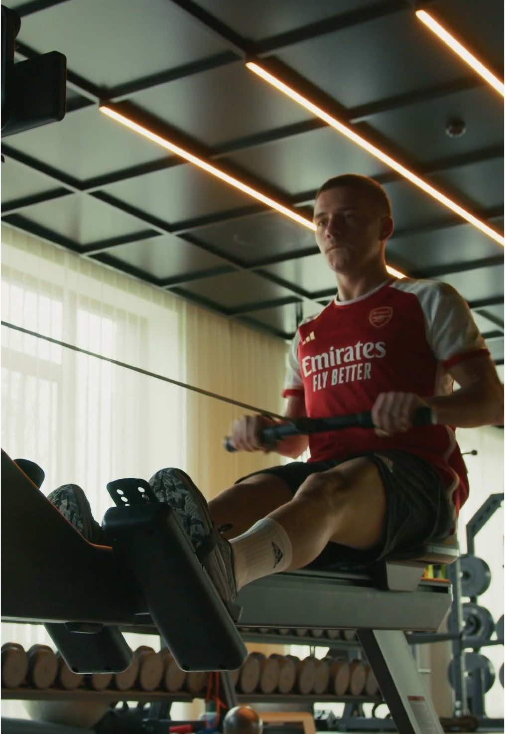 In my new YouTube video, I'm taking you with me on a very long day in my life. From going to rehab to getting a haircut, picking up some things and washing the car, to the Sportsman of the Year awards.  Enjoy watching!💚 #remcoevenepoel #cycling #comeback #fyp 