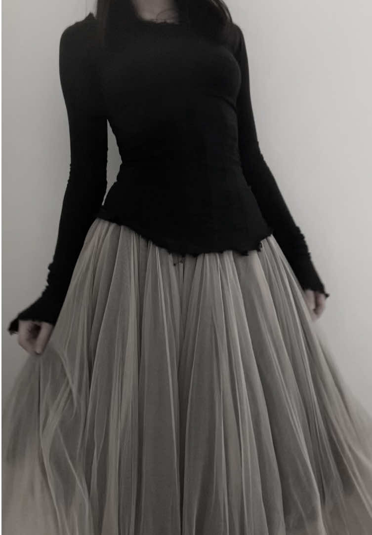 tulle skirt🦢 #marclebihan #avantgarde #darkaesthetic #fashiontiktok #artisanal #outfitinspo #gothic 