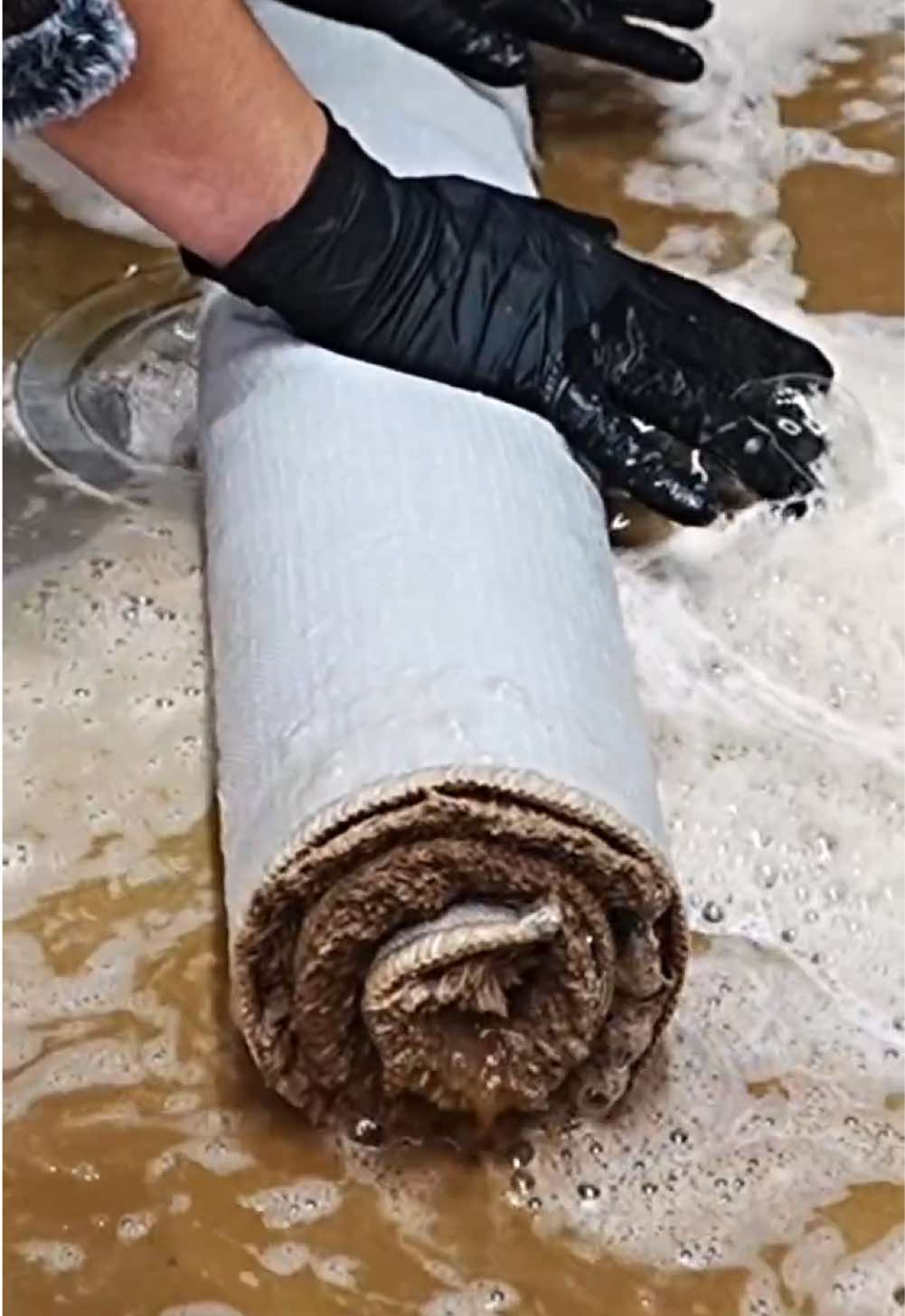 Carpet Cleaning videos, Satisfying rug clean ASMR Sound | Vídeo de limpeza de alfombras Make It Clean. We do our job of making things clean. We clean the dirtiest things in our daily lives, such as electronics, cars, shoes, and more. Satisfying Cleaning ASMR No-Talking Video Cleaning The Dirtiest We want to entertain you. If you're lacking anything, please leave it in the video comments. I'll try.❤️ #Makeitclean #Dirty #Deepcleaning #Cleaningvideos #CleaningASMR #Satisfying #ASMR #Cleaning #RugCleaning  #Carpetcleaning #RugASMR #CarpetASMR  #Satisfyingcleaningvideos