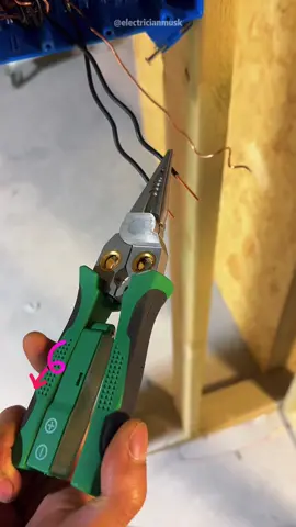 Este pelacables puede garantizar la seguridad de los usuarios.#tool #sparky #electricianlife #electriciantools #electricians #bluecollar #wirestripper 