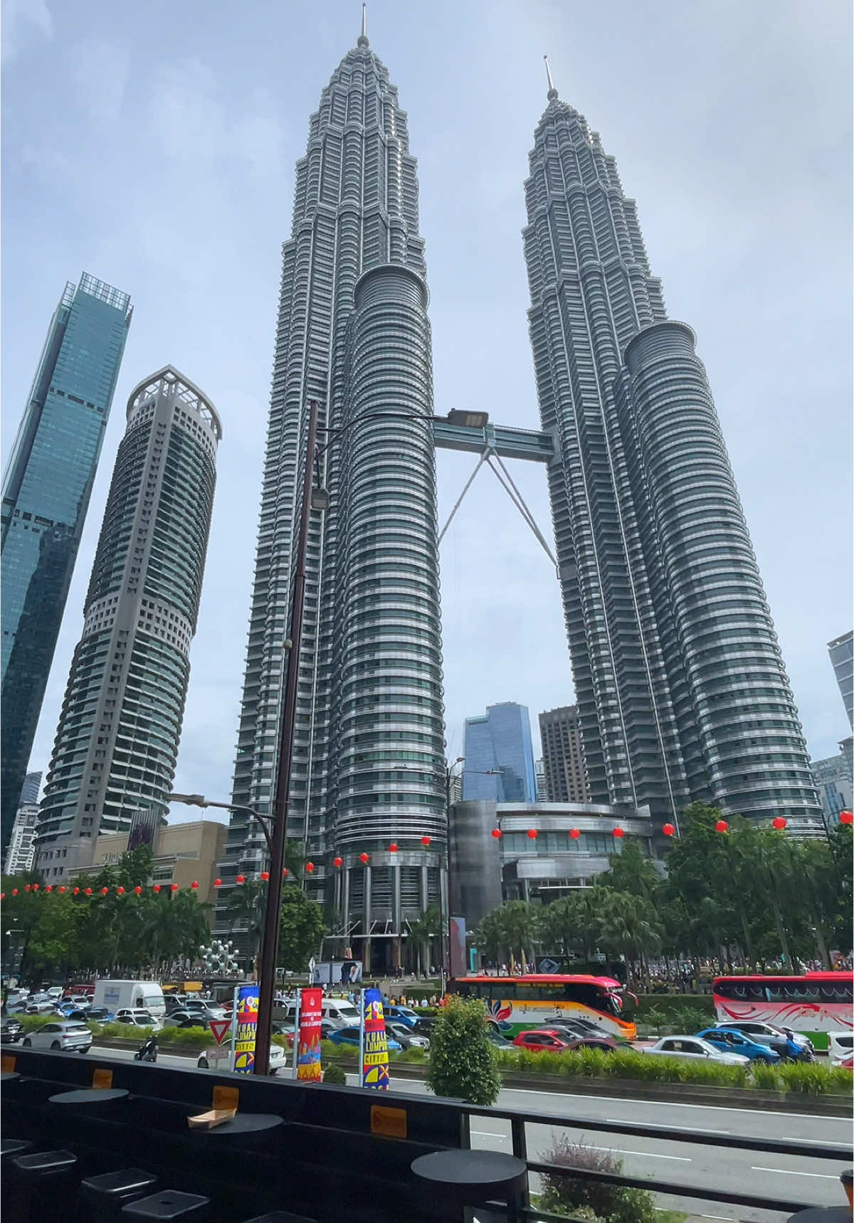 Brew, view, and a vibe you can’t resist. KLCC right from your table at 📍Daily Dose Coffee. #kualalumpur #PlacesToVisit #hiddenspots #klccview #dailydoescoffee  📍Location: Bangunan Getah Asli (Menara), Jln Ampang, Kampung Baru, 50450 Kuala Lumpur, Wilayah Persekutuan Kuala Lumpur.