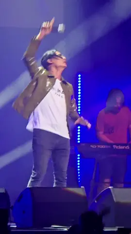 kau meninggalkanku tanpa perasaan #janganpernahberubah #charlyvanhoutten #setiaband 